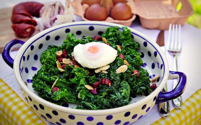 15-minute recipe: Stir-fried curly kale, almonds, chorizo and poached egg