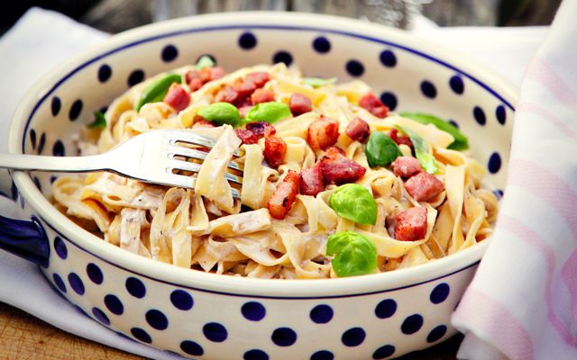 15-minute recipe: Fresh tagliatelle with creamy walnut sauce and lardons