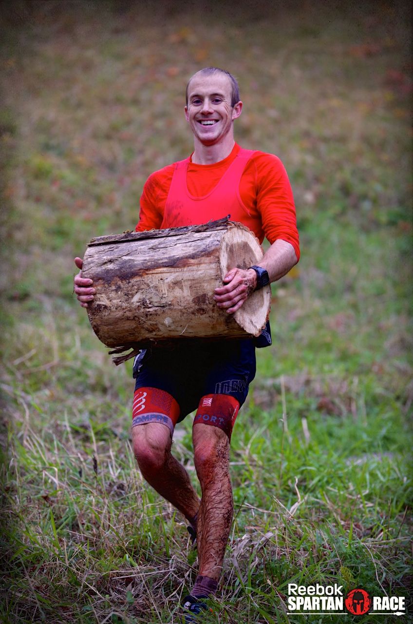 Jonathan Albon carrying a log at the Spartan World Championship