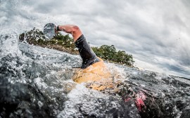 How to use swimming paddles