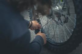 Bike roadside repairs: what tools to carry cycling and how to use them