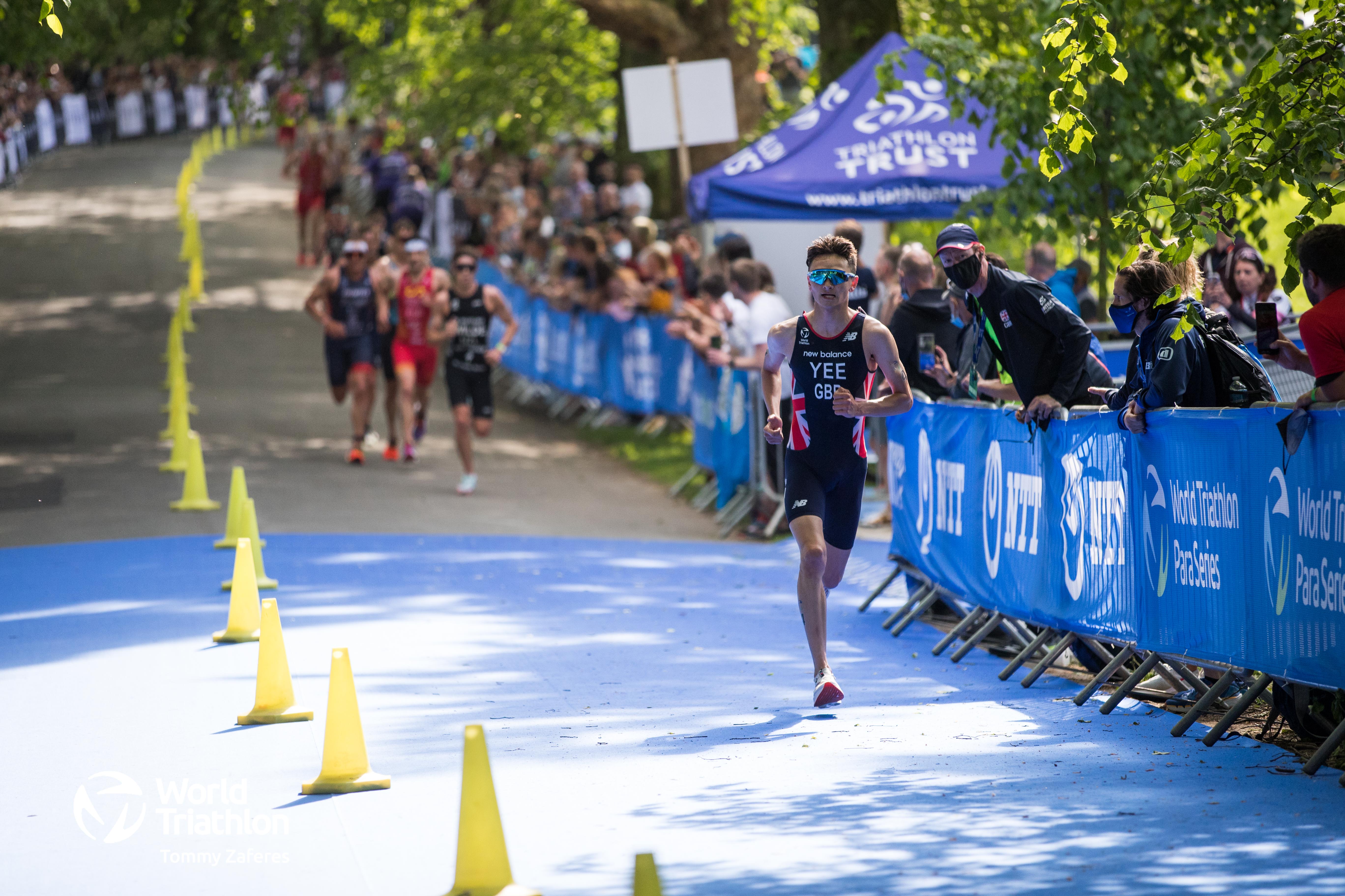 Alex Yee overtakes run pack at Leeds triathlon