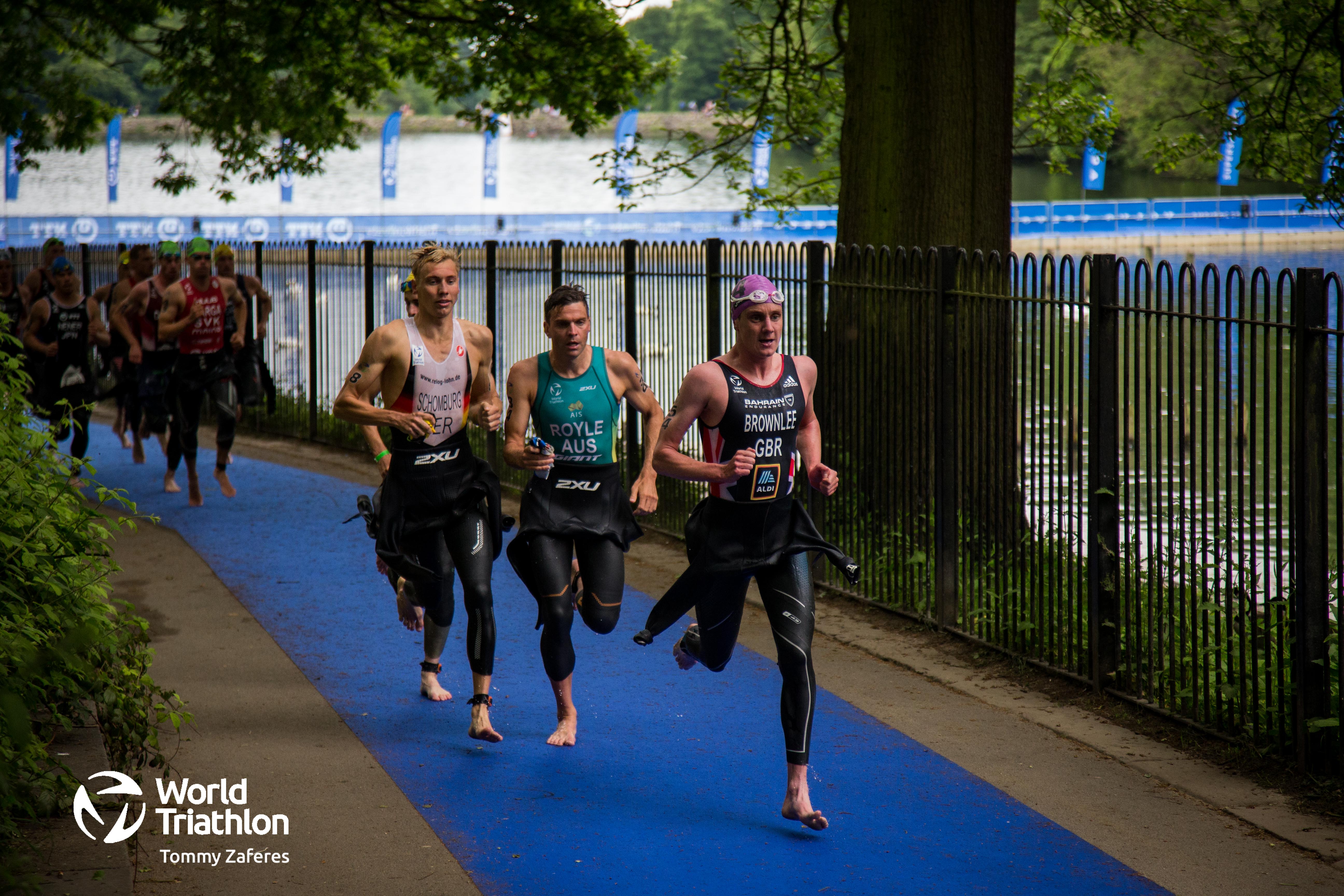 Elite men run into T1 at Leeds triathlon