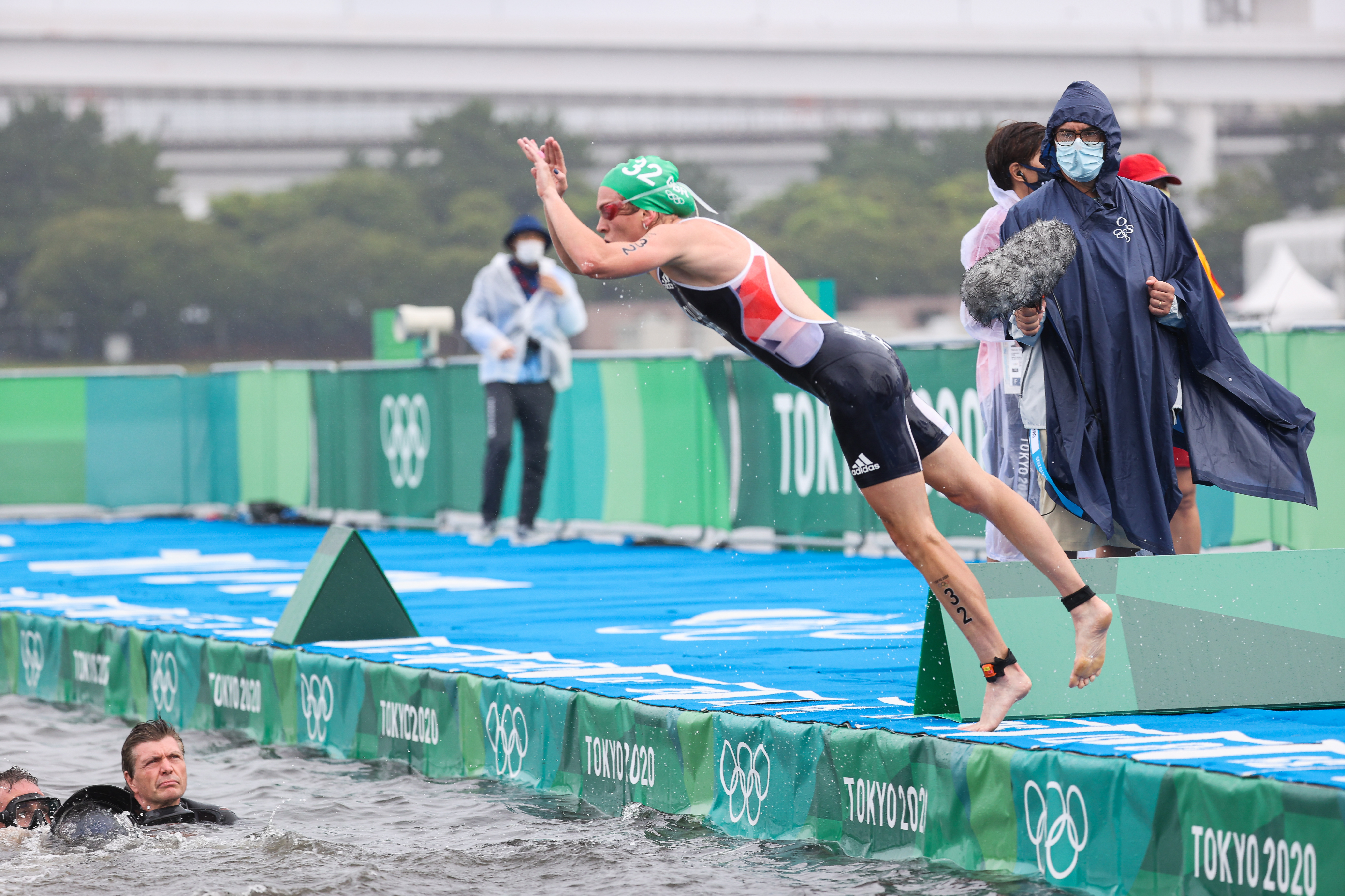 Vicky Holland, GB's third athlete in the race, leaps in after the Aussie exit for the final 550m lap. 