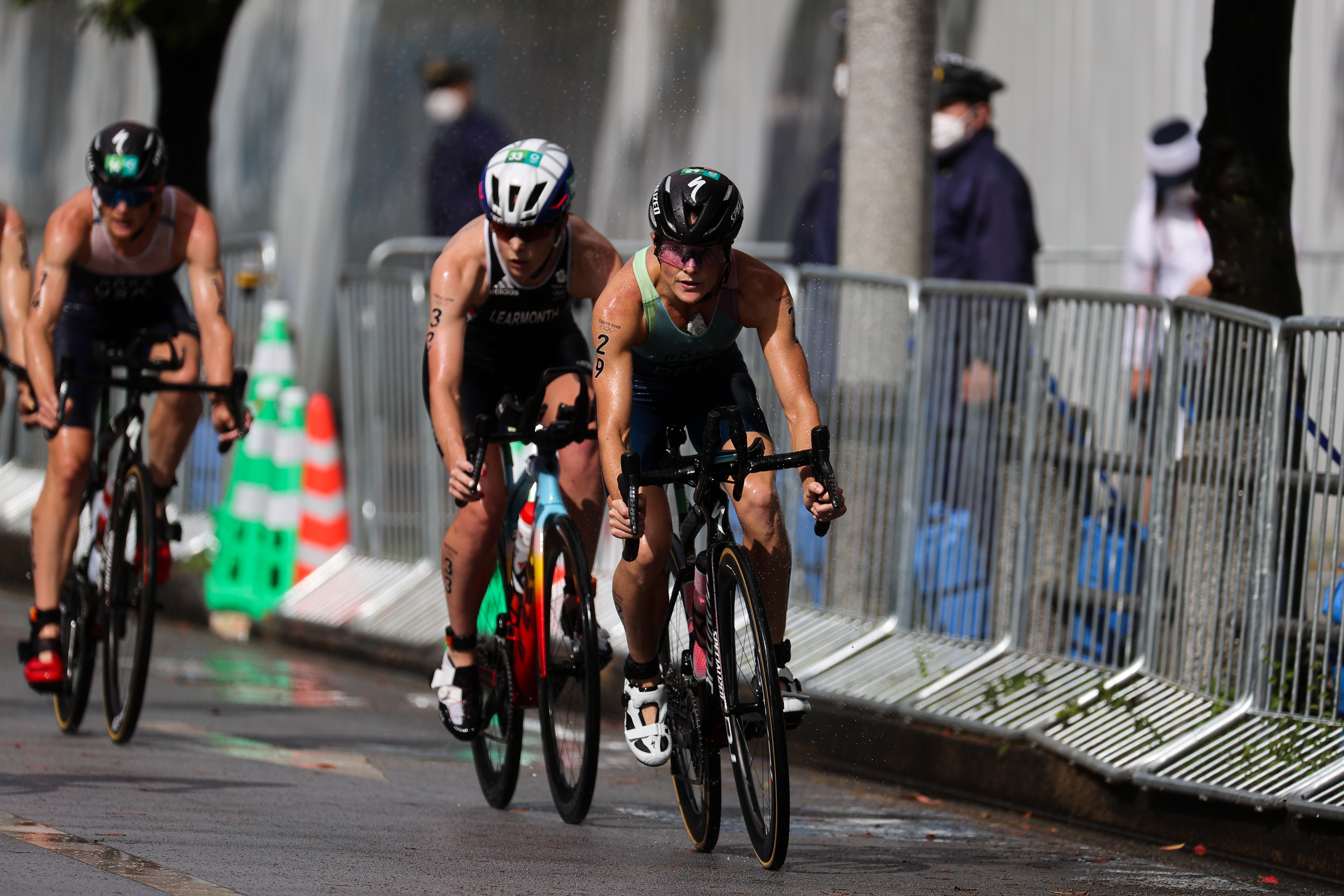 On the bike, a lead pack quickly forms of 7 women, with Flora Duffy and the two Brits, Taylor-Brown and Learmonth taking turns at the front. 