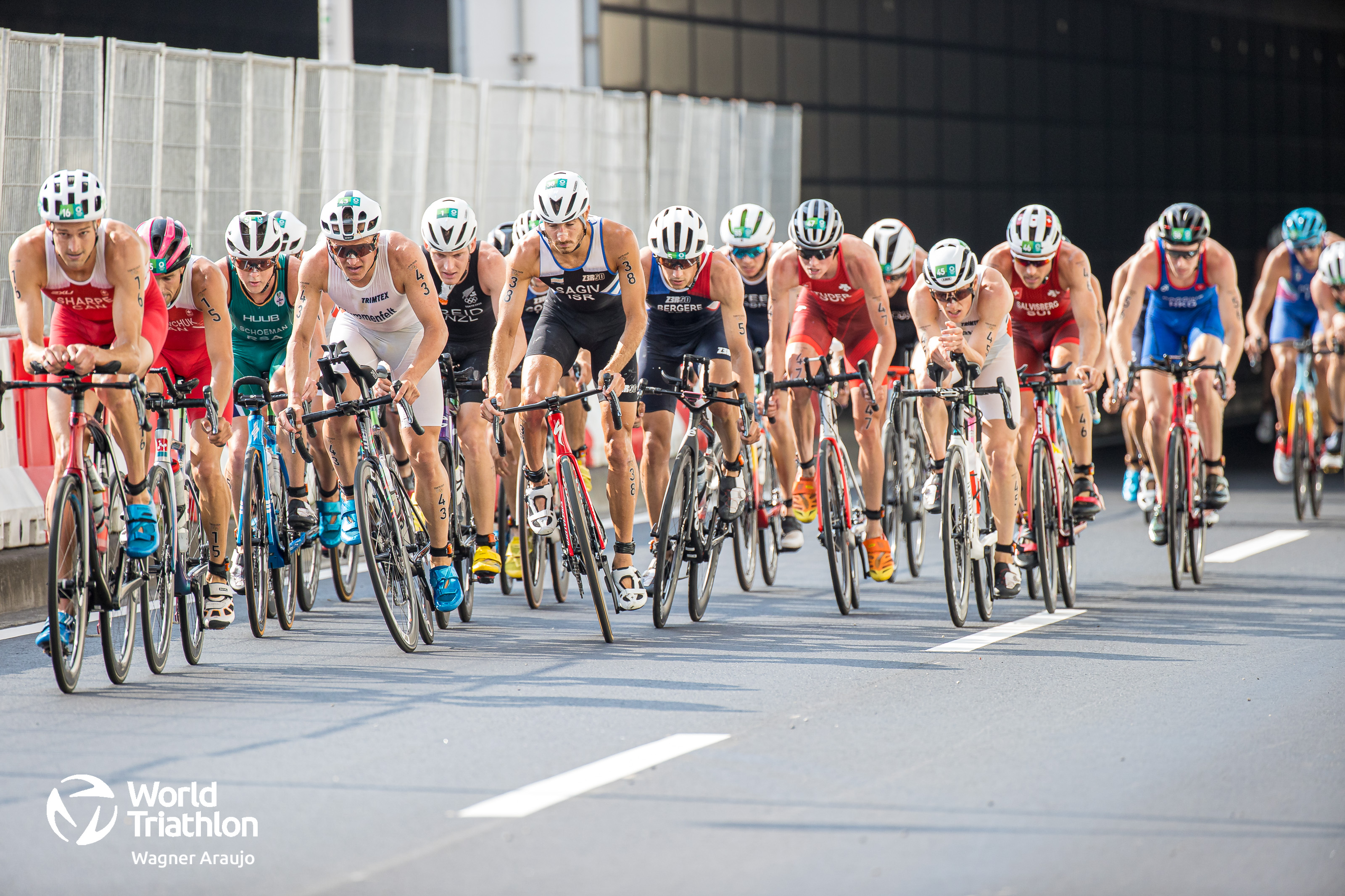 The chase pack catches the leaders and it's all to play for cat the end of the swift 40km bike.