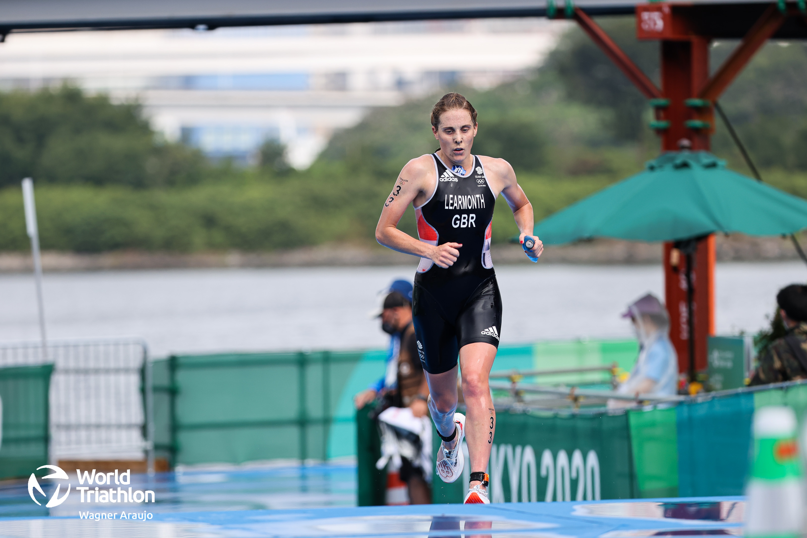 GB's Jess Learmonth loses ground on the run after leading the swim and bike, she'll later claim a top 10 position in 9th. 