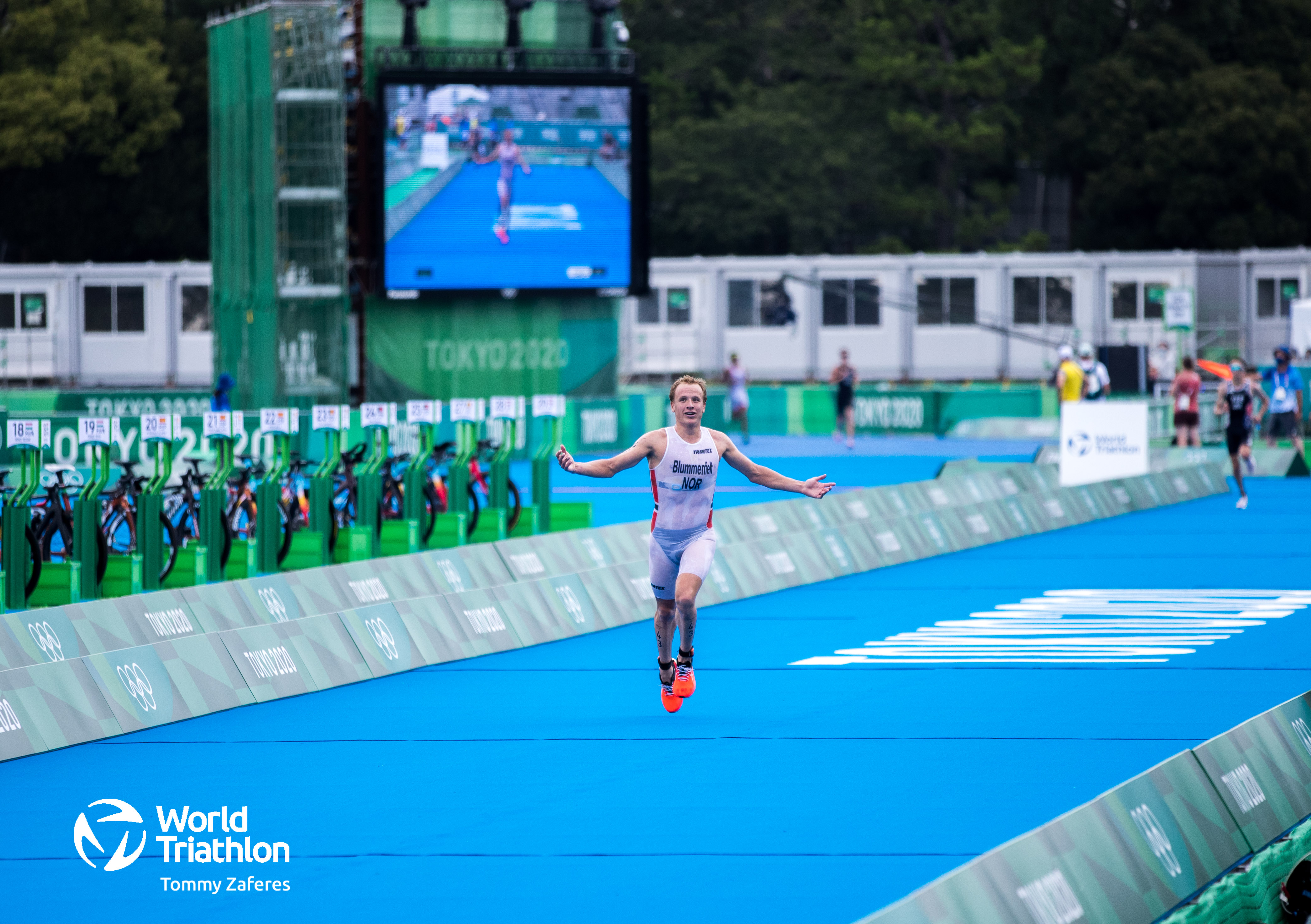 Last 200m and it's the moment of realisation from Blummenfelt, he can't believe he's done it. 