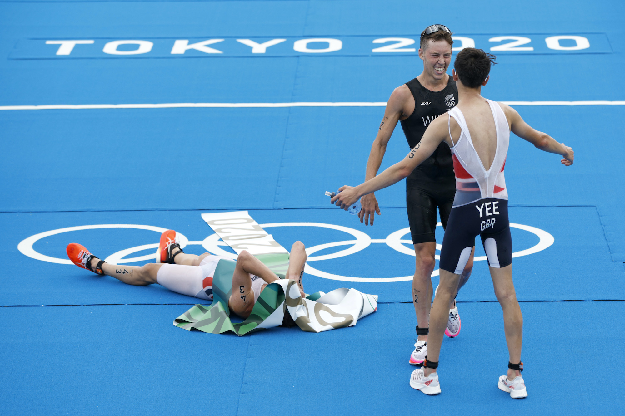 Hayden Wilde celebrates an Olympic medal with British triathlete Alex Yee