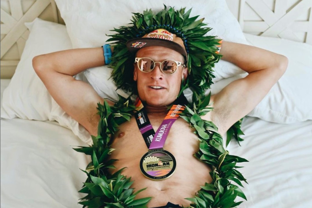 Kristian Blummenfelt in bed with his medal