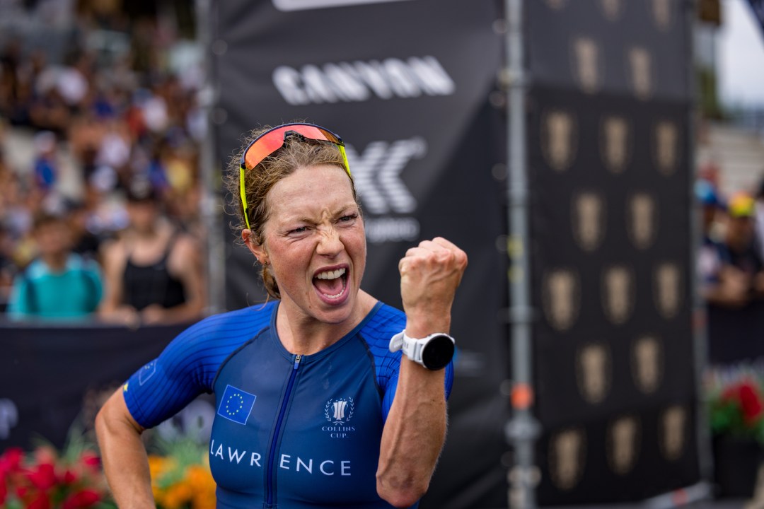 Holly Lawrence punches the air after winning her heat at the 2022 Collins Cup