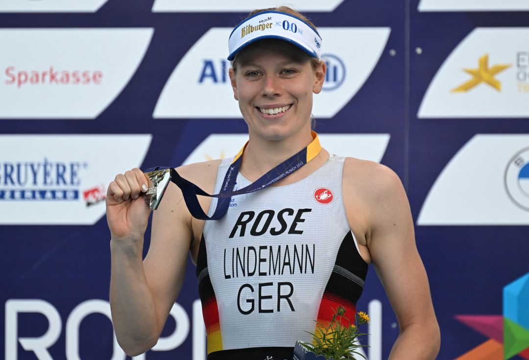 laura lindemann poses for medal pic at munich 2022