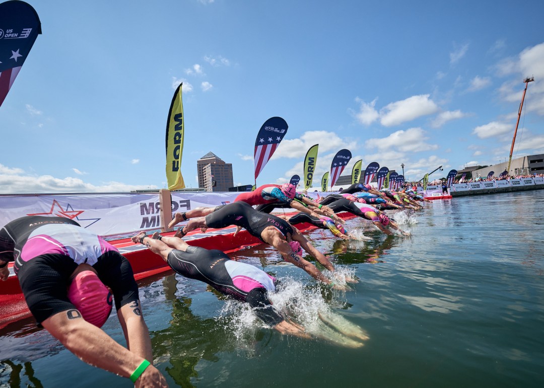 The pro women dive in at the start of the 2022 PTO US Open in Irving, Texas, USA, on 17 September