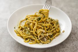 Linguine with avocado pesto