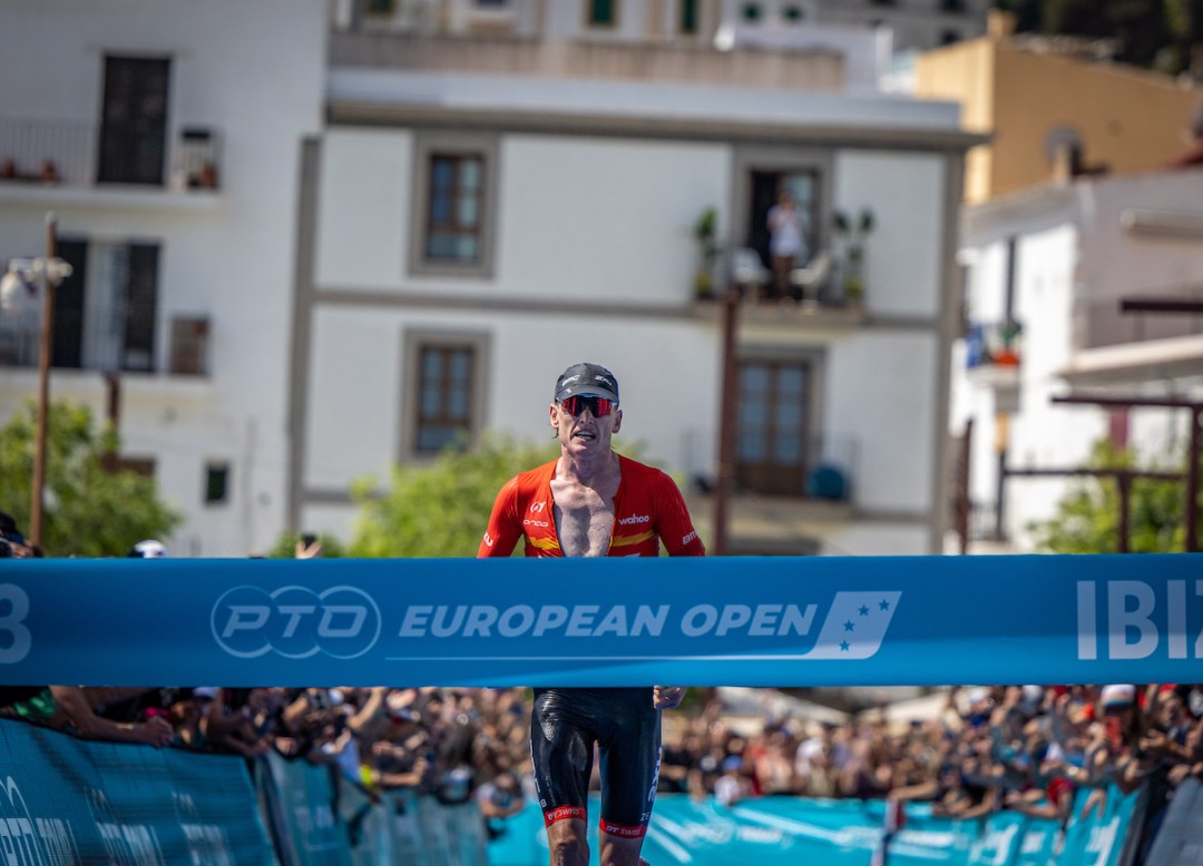 Max Neumann runs towards the finisher's banner at the 2023 PTO European Open