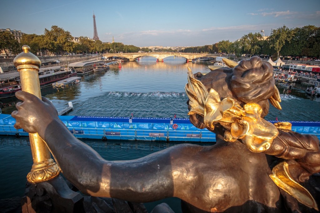 View from Alexandre III bridge of the individual women's swim start at the Paris Olympics Triathlon Test Event in 2023