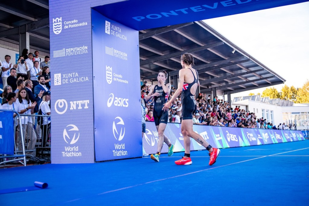 Kate Waugh runs home for silver, her first WTCS medal, to finish sixth overall in the 2023 World Series. (Credit: Tommy Zaferes/World Triathlon)