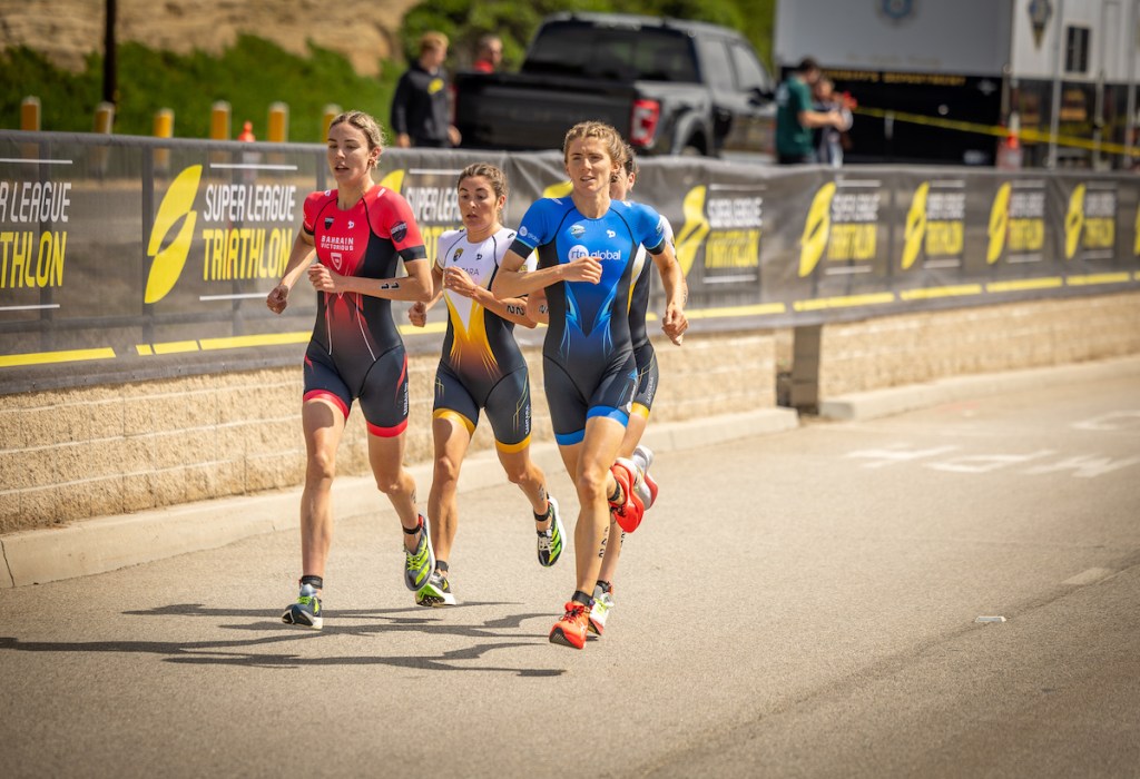 Cassandre Beaugrand and Beth Potter racing Super League Triathlon Malibu 2023