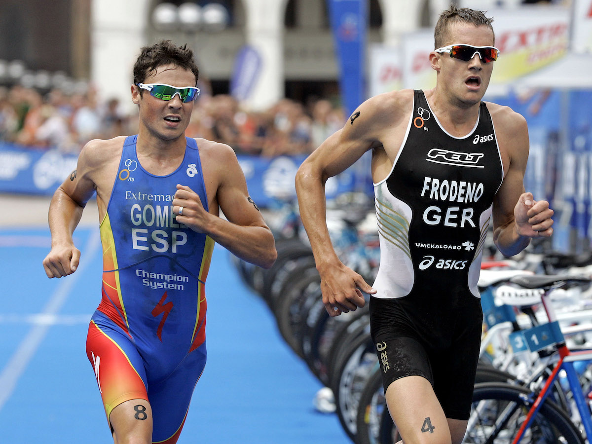 Jan Frodeno racing Javier Gomez side by side at the 2010 Hamburg World Series race