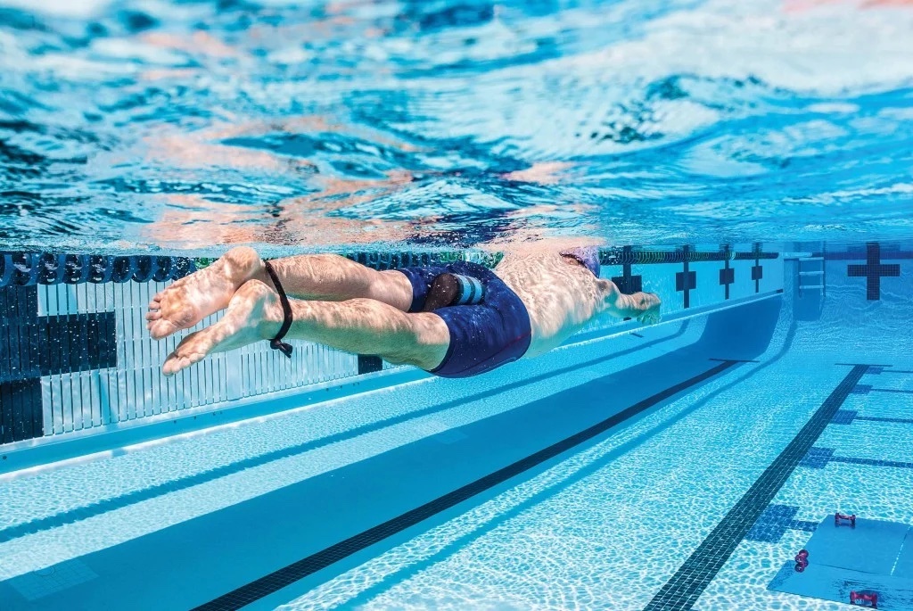 Swimmer using leg band and pull buoy in the pool