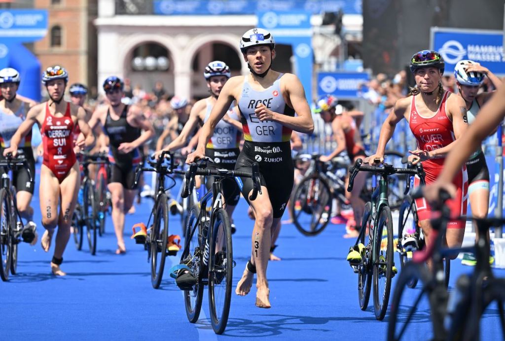 Nina Eim heading out of transition at the 2022 World Triathlon Championship Series Hamburg