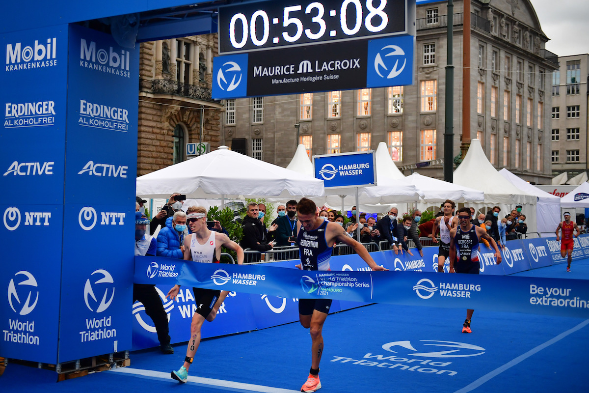 L-R: Tim Hellwig narrowly snatches victory from Paul Georgenthum of France at the 2021 World Triathlon Championship Series Hamburg
