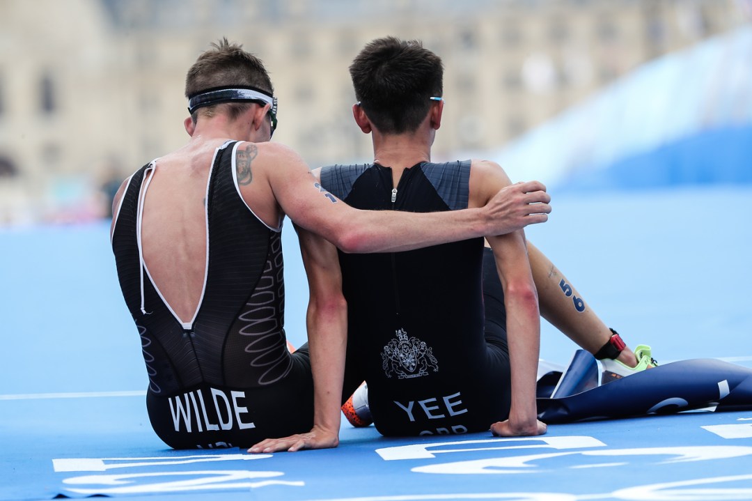 Hayden Wilde puts an arm around Alex Yee after a one-two finish in Paris