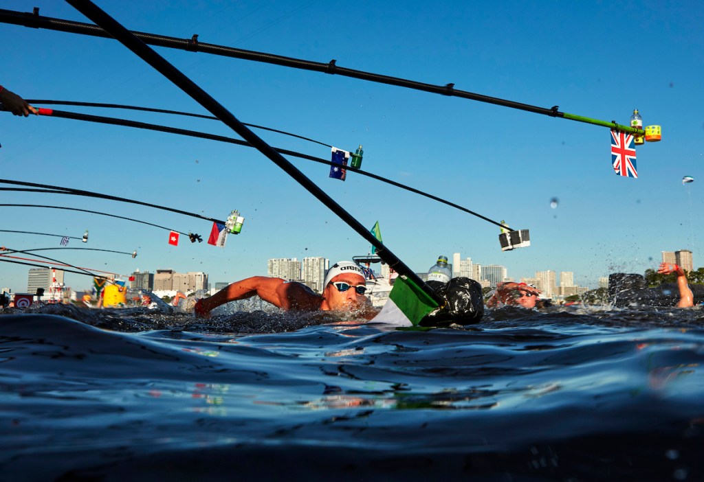 Men appraochign feed zone during Tokyo 2020 marathon swim event