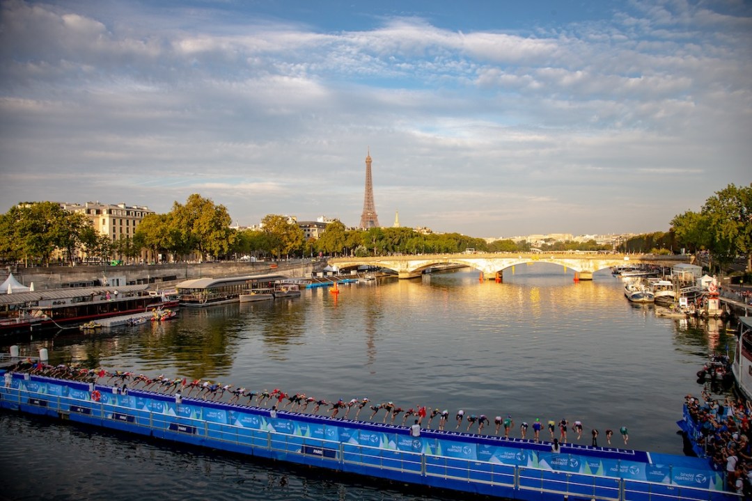 The men's race gets underway at the 2023 Paris Olympics triathlon test event