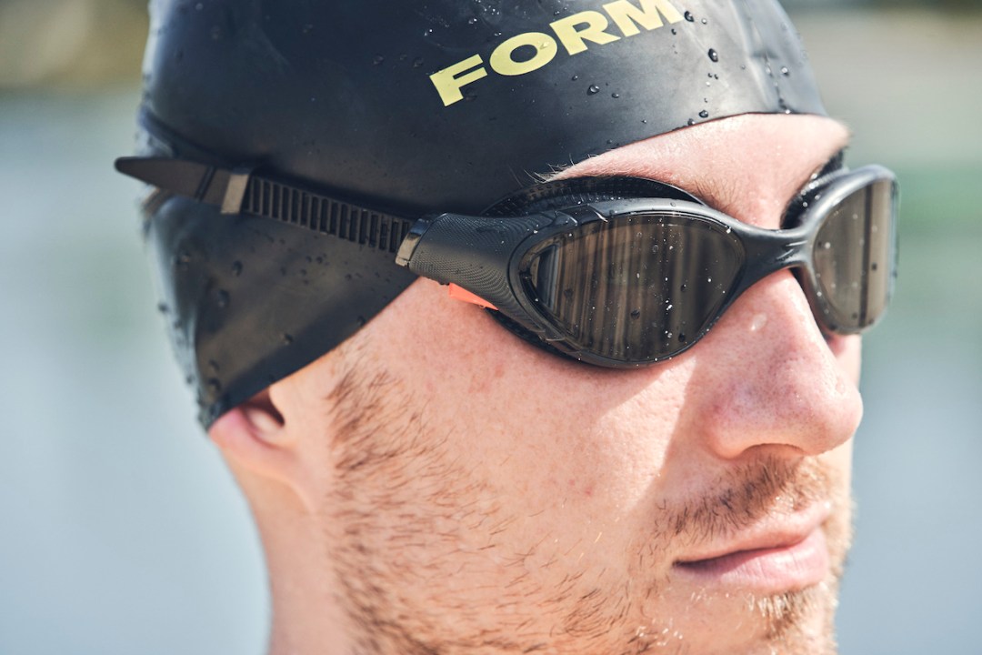 Man wearing the Speedo Biofuse 2.0 goggles