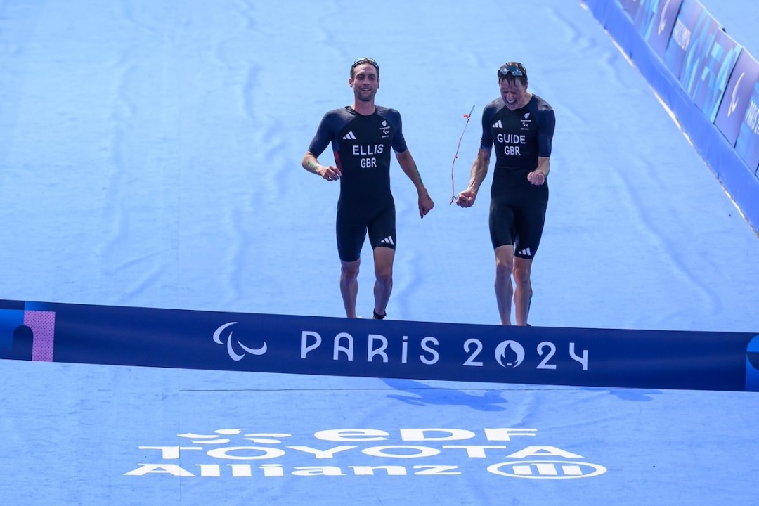 Dave Ellis and guide Luke Pollard cross the line for PTV1 gold at the 2024 Paris Paralympic Games