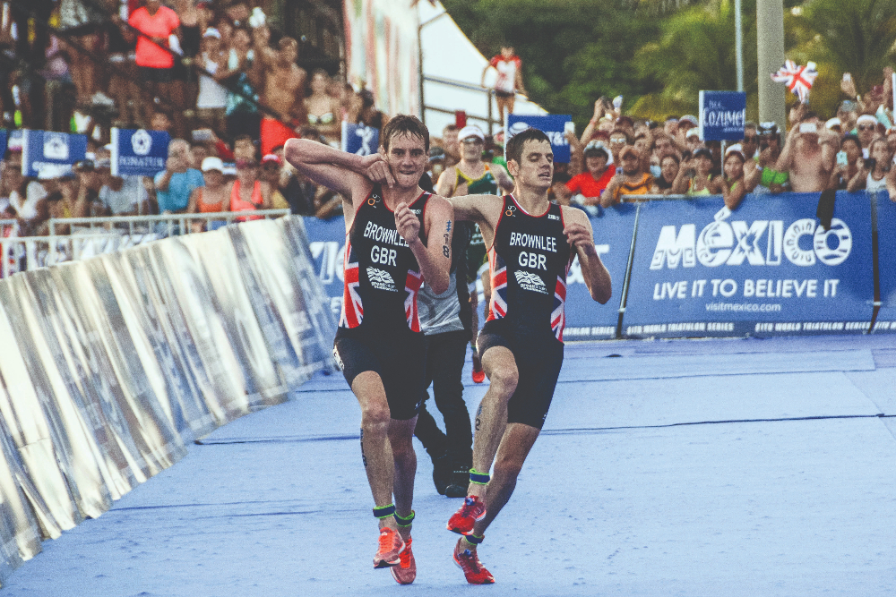 Alistair Brownlee tries to help his brother Jonathan to the finish at the 2016 ITU World Championships