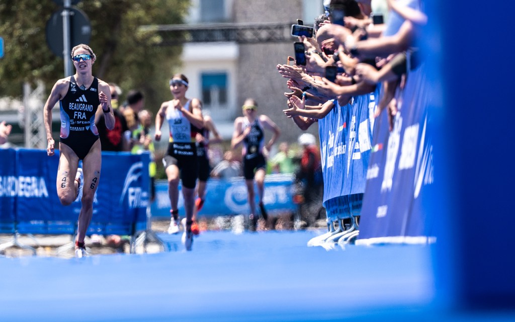 Cassandre Beaugrand leads the field in WTCS Cagliari (Pic: World Triathlon)