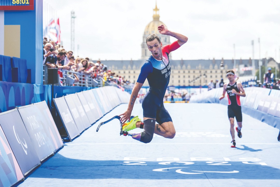 Alexis Hanquinquant leaps over finish line at Paris 2024