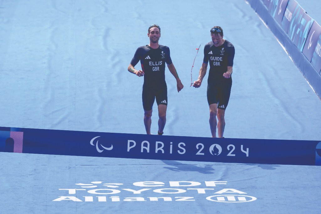 Dave Ellis runs to finish line at Paris 2024