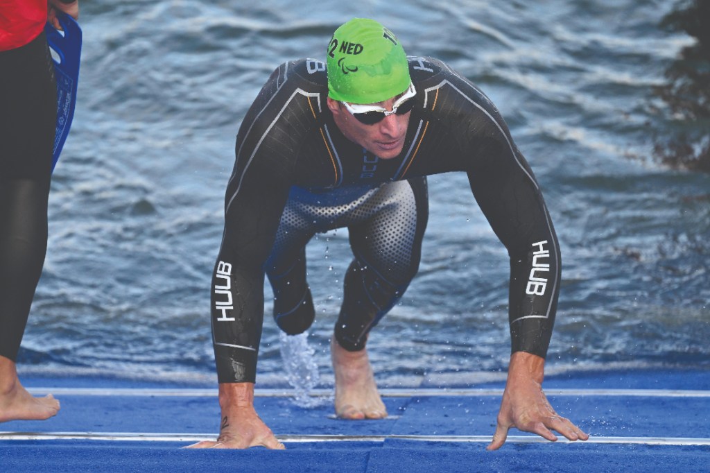 Jetze Plat finishing swim at Paris 2024