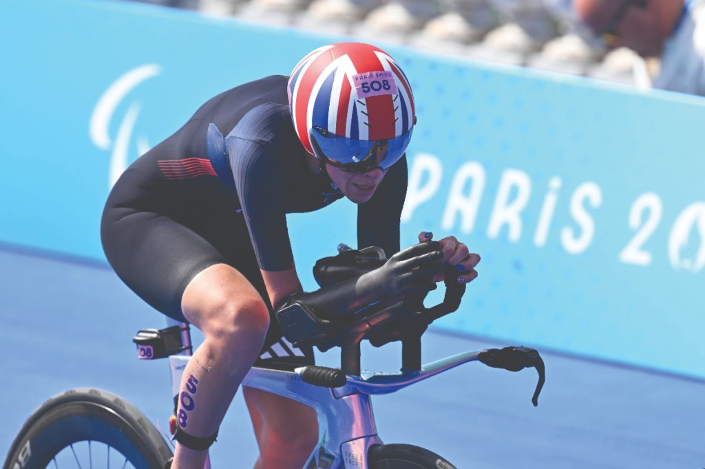 Lauren Steadman rides time trial bike at Paris 2024