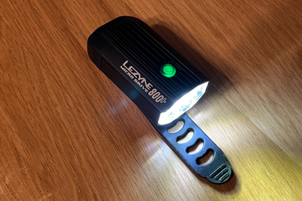 Lezyne Micro Drive 800+ on table switched on