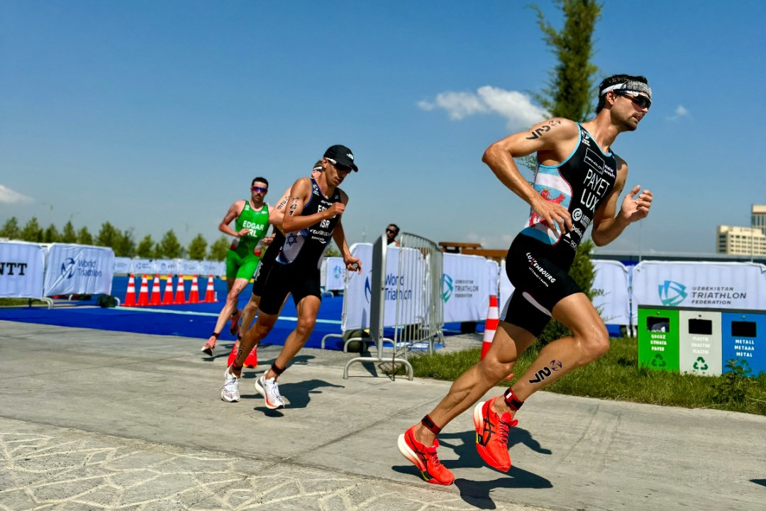 group of triathletes running arounf bend